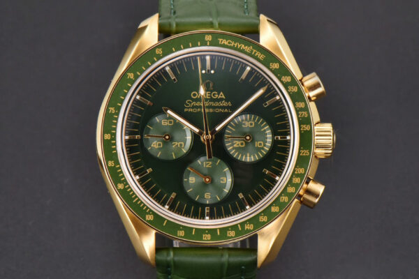 Speedmaster Moonwatch 42.5mm V6SF YG/Green Dial Green Rubber Strap Manual Chrono